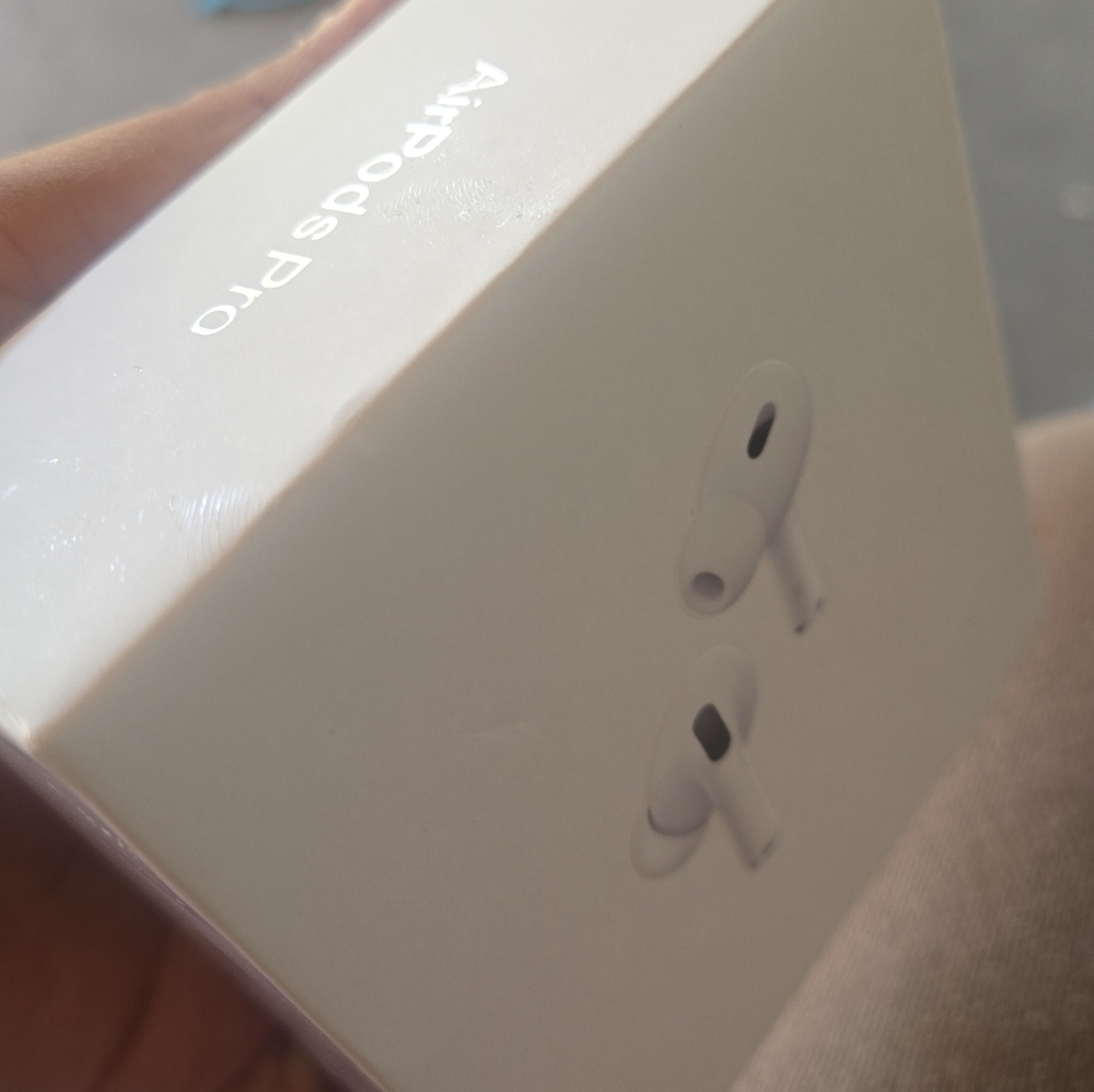 Apple AirPods Pro in White